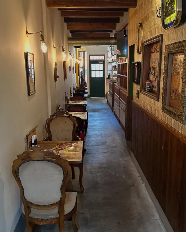 ⁡
打ち合わせの場所はけっこうこだわる派。
⁡
お店の空気感とか、光の入り方とか
相手の雰囲気にしっくりくるかどうかってすごく大事。
⁡
この人にはここが似合うかも
って思いながらお店を選ぶのも
デザイナーとしての癖だったりする🤭💓
⁡
場所のセンスってデザインのセンスにもつながってると思うんのよね🤍
⁡
だからこそ
大事にしていたい小さなこだわり。
⁡
⁡
#webデザイナー
#ウェブデザイナー
#大阪デザイナー
#フリーランス
#在宅フリーランス
#カフェ
#打ち合わせ